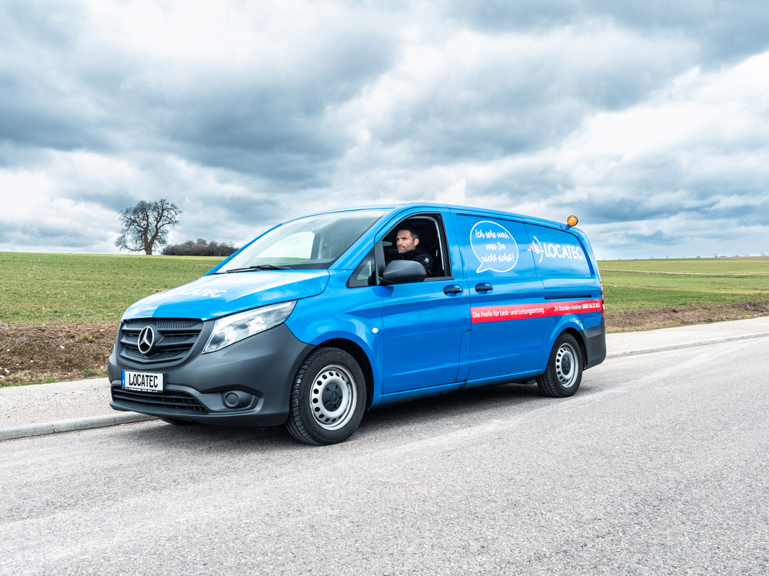LOCATEC Messfahrzeug auf der Straße – moderne Messtechnik für die zerstörungsfreie Leckortung und Feuchtigkeitsmessung.